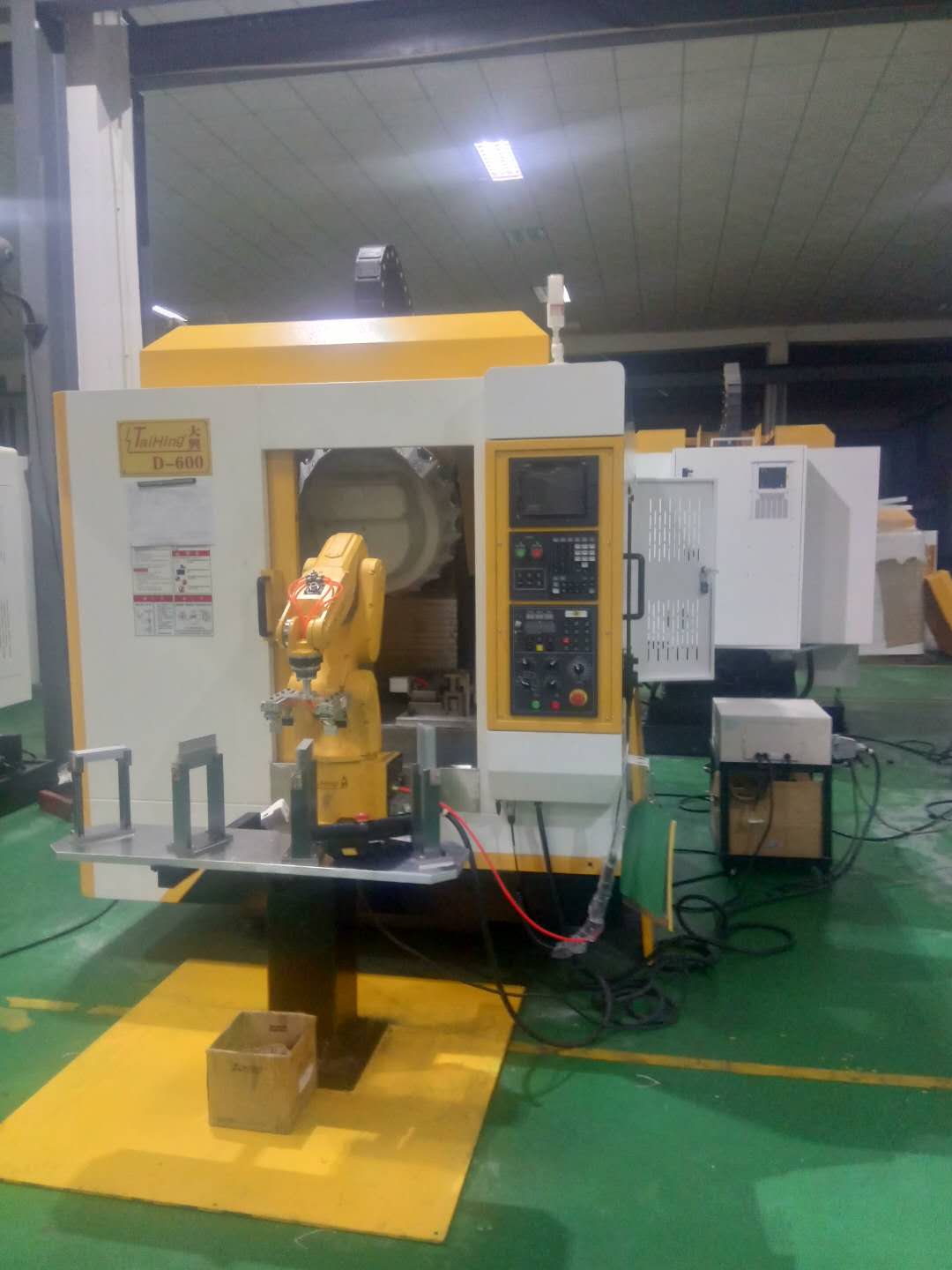 高速鉆孔攻牙機D-600 (帶機械手，全自動上下料）